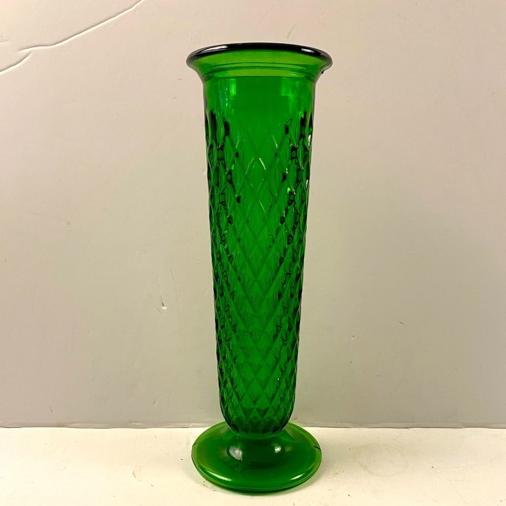 Vintage E O Brody #919 Emerald Green Waffle Diamond Design Bud Vase 8” USA.